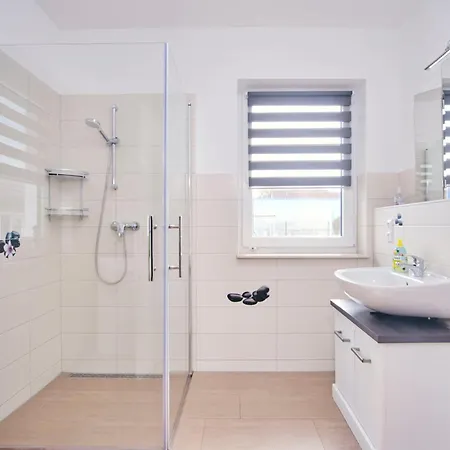 Ruegenblick Haushaelfte * Stahlbrode