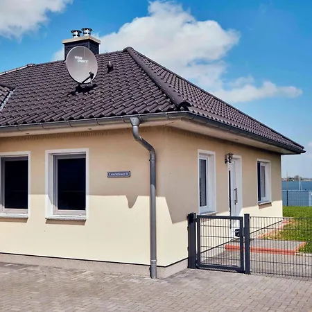 Ruegenblick Haushaelfte * Stahlbrode