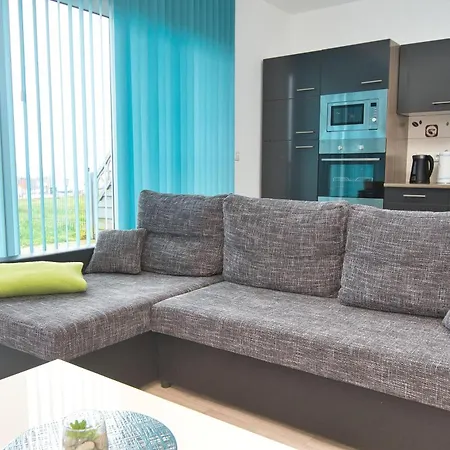 Ruegenblick Haushaelfte Stahlbrode