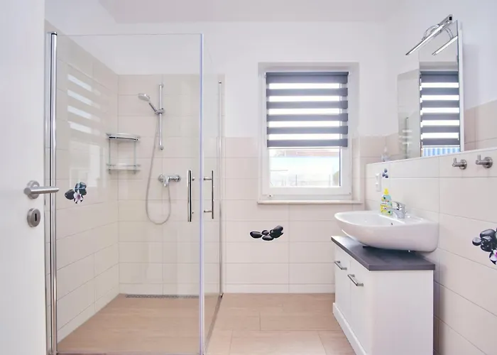 Ruegenblick Haushaelfte * Stahlbrode