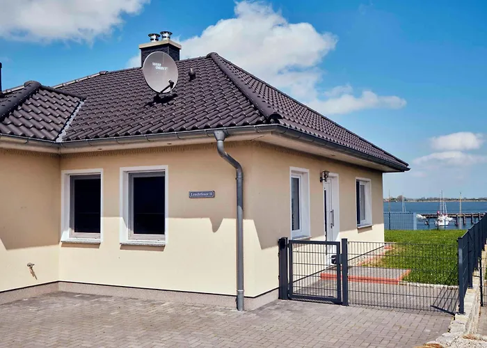 Ruegenblick Haushaelfte * Stahlbrode